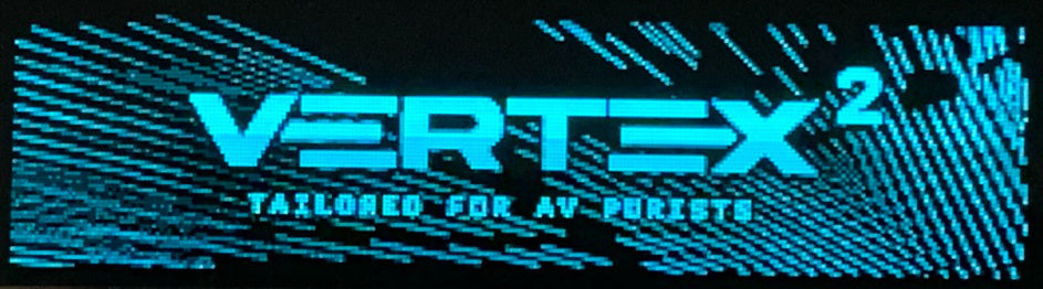 O ecrã OLED azul de 3,12 polegadas do HDfury Vertex 2 a mostrar o logótipo de arranque Vertex 2 e a frase Tailored for AV purists